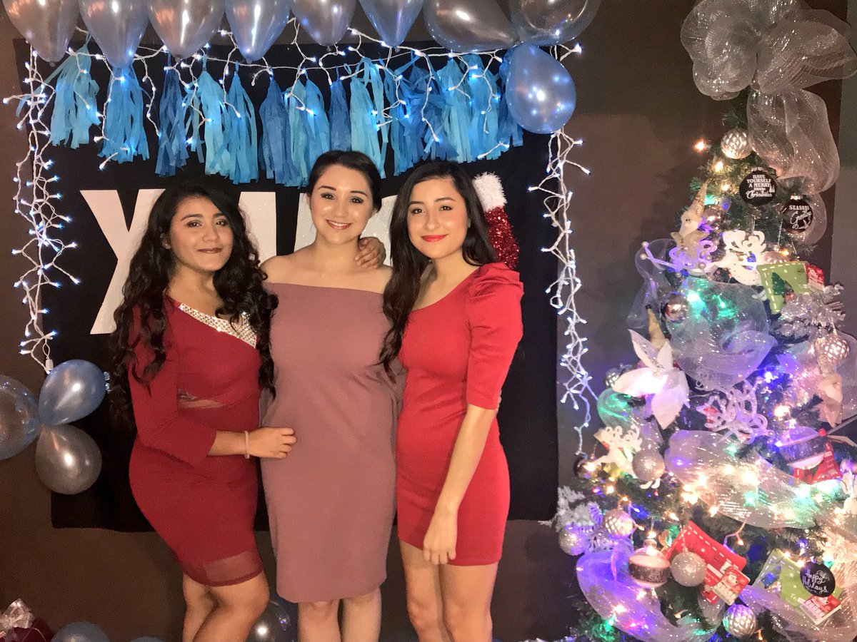 ximymorita's tweet photo. Joyeaux Noël 💕🎄 happy to spend this holidays with you💙👯‍♀️ @LilyCasas1 https://t.co/Ds9E3Vakxk