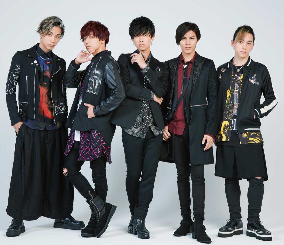 Ryoga_info's tweet photo. “画竜点睛” 結成から2年...現在の龍雅 -Ryoga-のすべてを体感!
1st ALBUM「FIVE DRAGONS」(ファイブドラゴン)!!
絶賛発売中!!
それぞれ楽しめる4形態!
詳しくはこちら→https://t.co/qmKAoTFLcM
#龍雅 #ryoga #FIVEDRAGONS https://t.co/NAjIOnXyhJ