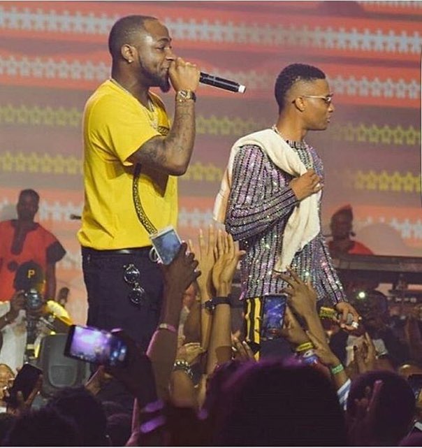 Thosyn_'s tweet photo. #WizkidTheConcert #Elclasico   .. Two of the best pictures I have seen this year and they all happened this December..Lit🔥
Davido and wizkid  Messi &amp; Ronaldo

#MerryChristmasEveryone 💓💓💓🔥✔ https://t.co/as4XdRfzHR