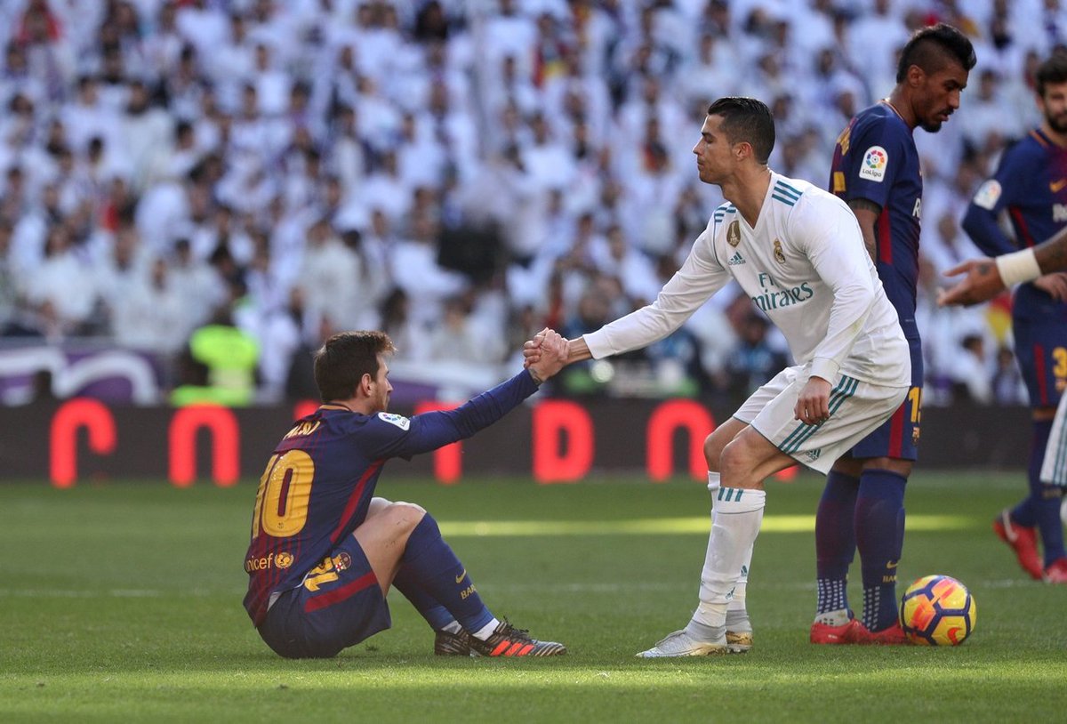 Thosyn_'s tweet photo. #WizkidTheConcert #Elclasico   .. Two of the best pictures I have seen this year and they all happened this December..Lit🔥
Davido and wizkid  Messi &amp; Ronaldo

#MerryChristmasEveryone 💓💓💓🔥✔ https://t.co/as4XdRfzHR