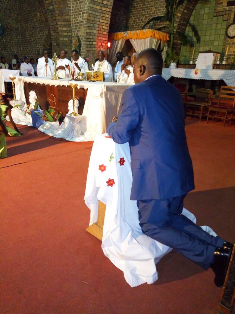 ngoyikasanji11's tweet photo. Au nom de ma famille et au mien propre, je souhaite une heureuse et joyeuse fête de nativité à tous les congolais en général et à la population du #Kasaï-Oriental en particulier. La nuit dernière j’ai assisté à la Messe de minuit dans la cathédrale St Jean BONZOLA. #JoyeuxNoel https://t.co/aCie0TlW7q