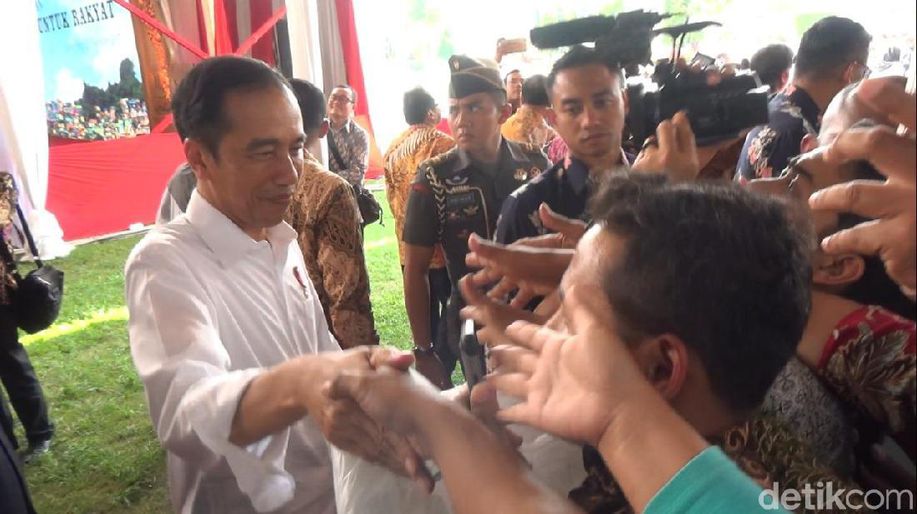 detikcom's tweet photo. Lewat Twitter &amp; Facebook, Jokowi Ucapkan Selamat Natal https://t.co/bRCYrJWJ9l https://t.co/dr3rIA45rM