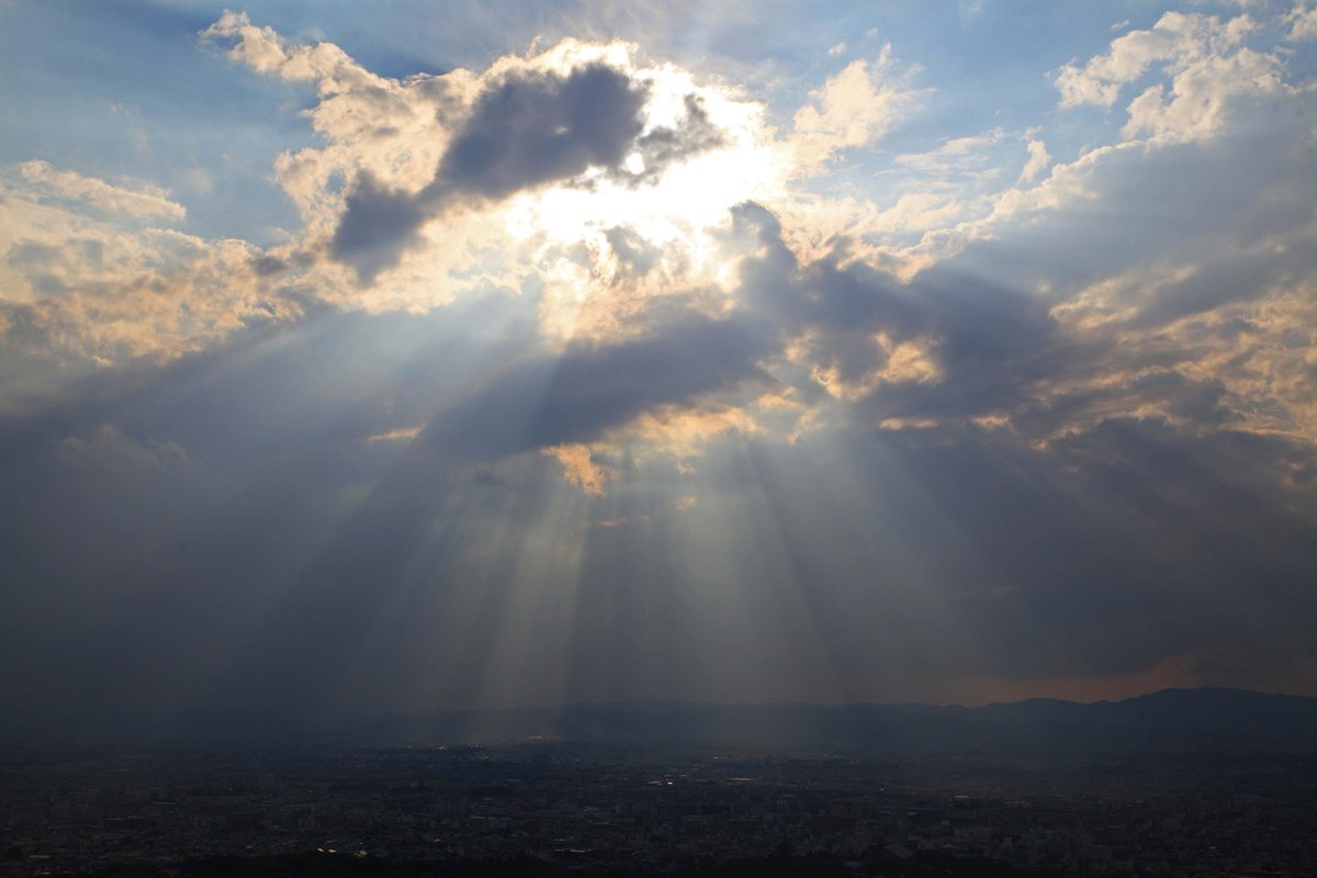 片柳弘史 雲の切れ間から地上に向かって伸びる薄明光線 旧約聖書 創世記の 先端が天まで達する階段が地に向かって伸びており しかも 神の御使いたちがそれを上ったり下ったりしていた という ヤコブの夢の記述にちなんで ヤコブの梯子 天使の階段