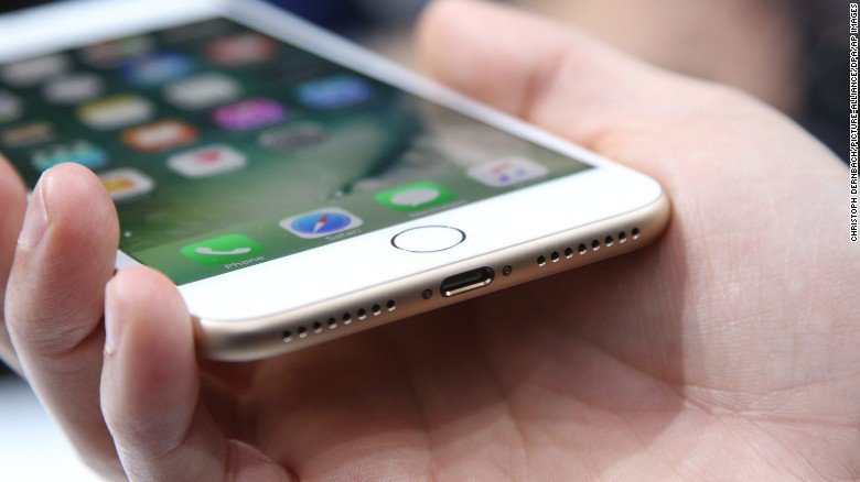 CNN's tweet photo. Apple has acknowledged what many iPhone owners long suspected: It has slowed older phones https://t.co/ymPT3yrnsK https://t.co/F4hc87SBjG