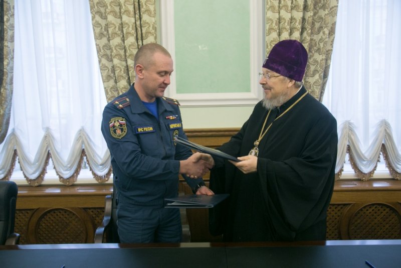 mchs_24's tweet photo. Пожарно-спасательный гарнизон Красноярска и представители Русской Православной Церкви подписали соглашение о сотрудничестве  https://t.co/YhpR4bhNfm https://t.co/gfF8bXH1VC