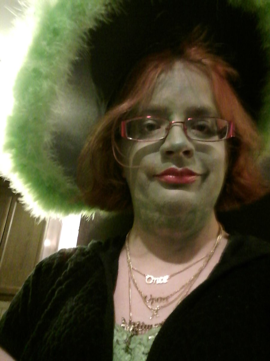 kardashianssix's tweet photo. DO I LOOK WICKED ENOUGH TO BE ONE OF YOUR PRETTIES? #WickedIsBack #WickedAlwaysWins @bexmader @marcuskayne @LanaParrilla https://t.co/VfFpp9vG2v
