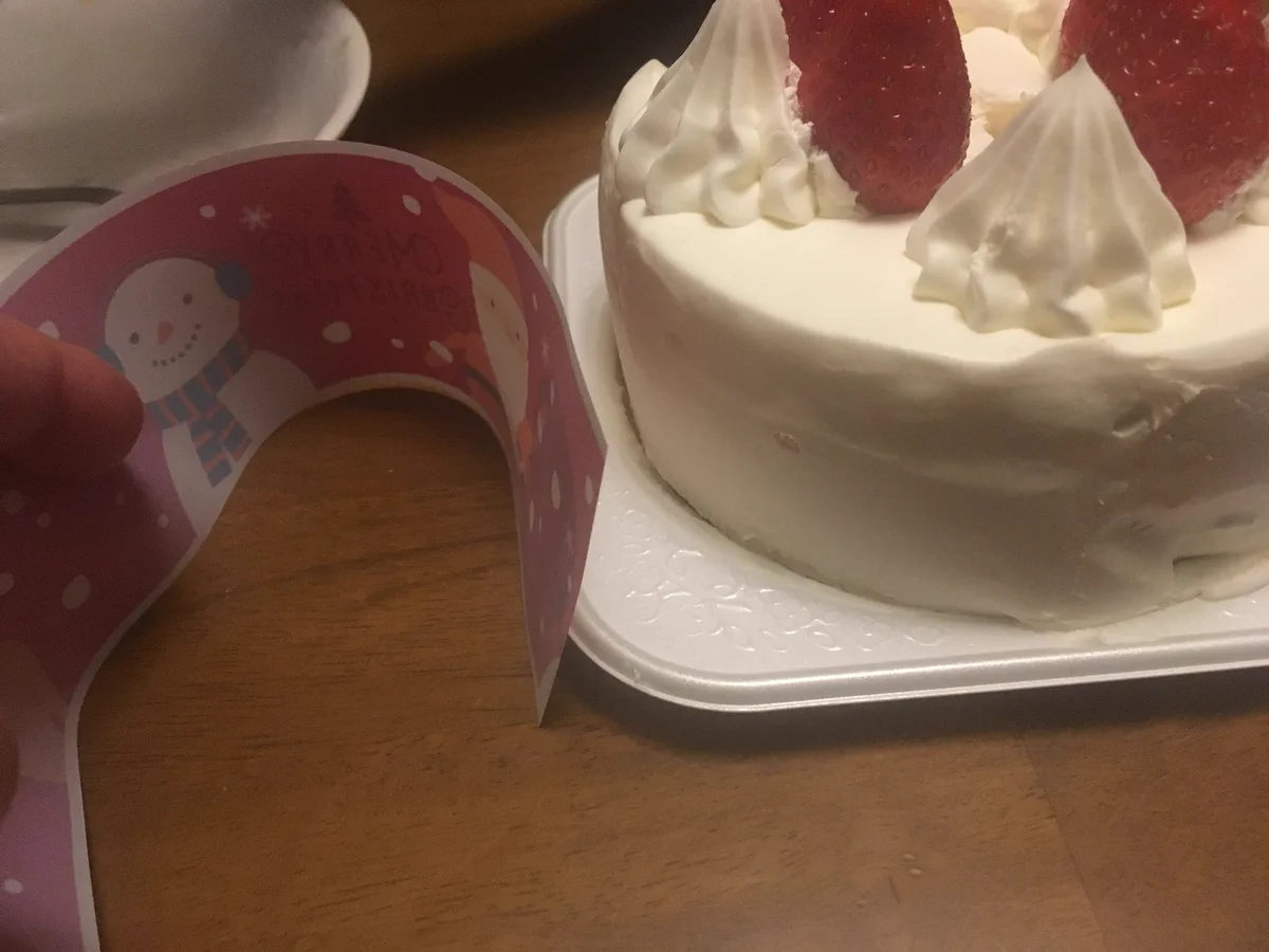もう舐める必要はなくなる？ケーキの透明のフィルムは今はくっつかないらしいｗ