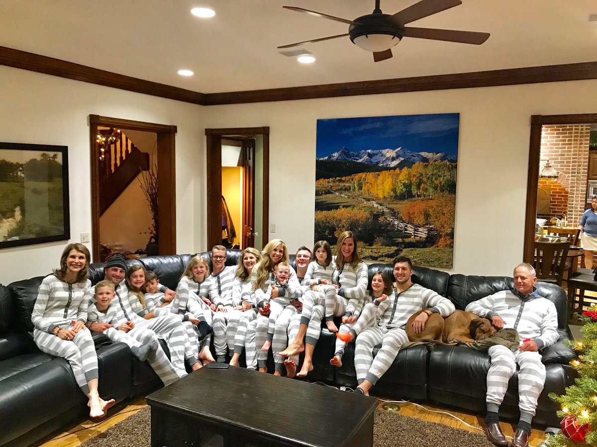 TimTebow's tweet image. Merry Christmas from our family to yours! @RobbyTebow @KatieLTebow @petertebow @christyandjoey