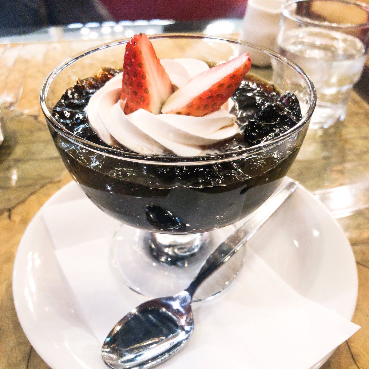 小里誠 𝐹𝑟𝑎𝑛𝑐𝑖𝑠 Twitterissa 有楽町交通会館にある老舗喫茶店のクラッシュドコーヒーゼリー は 細かくクラッシュしたマイルドなゼリーに生クリームと苺がトッピングされた 喫茶店らしさ溢れる一品 ゼリーのまろやかさが口の中で広がるのを楽しみながらあっさり 小里誠 𝐹𝑟𝑎𝑛𝑐𝑖𝑠 Twitterissa 有楽町交通会館にある老舗喫茶店のクラッシュドコーヒーゼリー は 細かくクラッシュしたマイルドなゼリーに生クリームと苺がトッピングされた 喫茶店らしさ溢れる一品 ゼリーのまろやかさが口の中で広がるのを楽しみながらあっさり