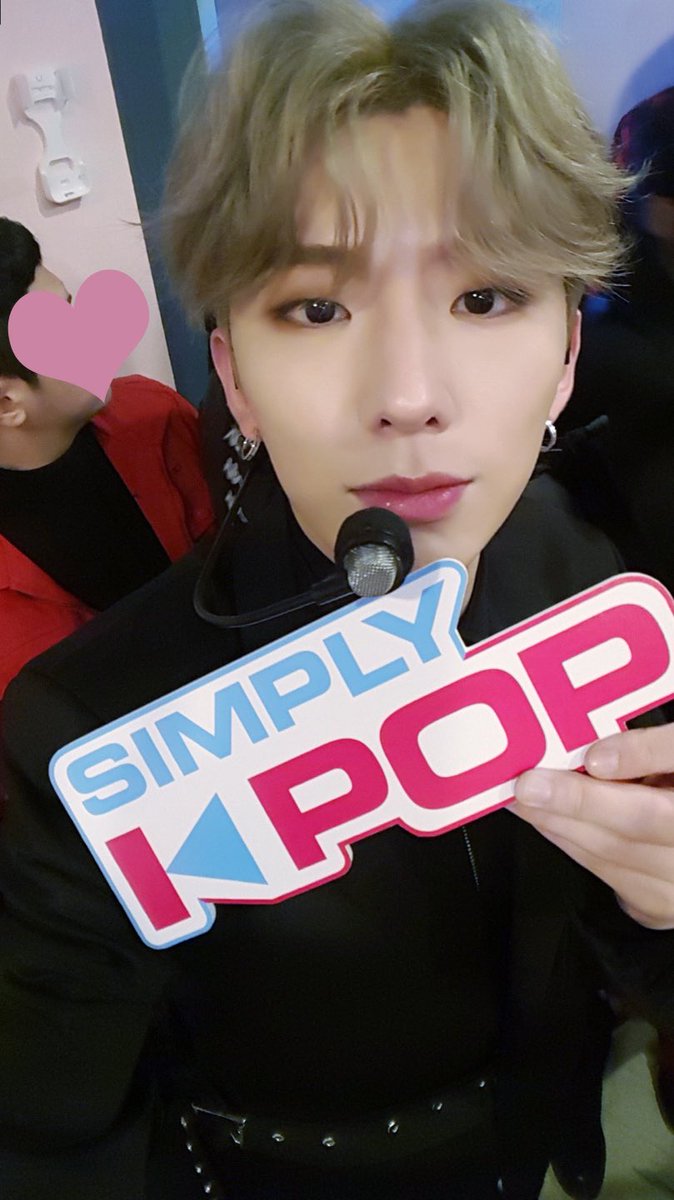 _Simplykpop's tweet photo. #심플리케이팝 #SimplyKpop 크리스마스🎄선물상자🎁오픈💕 산타할부지할모니🎅🏻🤶🏼 제가 크리스마스 선물로 #몬스타엑스 #MONSTA_X #기현 우리 집으로 보내달라고 했는데...오고 계신거 맞죠? 네? 저 목 빠질 거 같아요😭😭 https://t.co/07CFCet6Vb