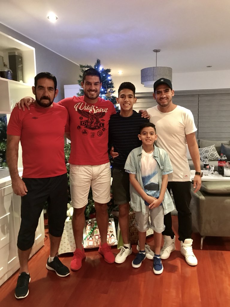 ErickDe1's tweet photo. Feliz navidad para todos que sea una bonita oportunidad para estar todos en familia.Saludos a todos gente se les quiere. 
#losDelgado #feliznavidad https://t.co/seHWngUyCg
