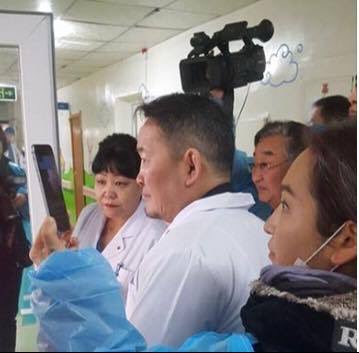 МАНЬ 2 ШОУГАА АРАЙ Л ХЭТРҮҮЛЧЛЭЭ. 
"ЕРӨНХИЙЛӨГЧ МААНЬ ЭМНЭЛГҮҮДЭЭР УРЬДЧИЛЖ ХЭЛЭХГҮЙГЭЭР ГЭНЭТ ЯВЖ БАЙНА. ШЭЙРЛЭЭРЭЙ МАНАЙХААН" ГЭЖ МЭГЭЭЛ.