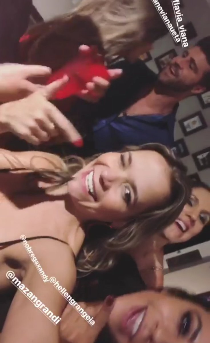 Na parte "fala que tá namorando e casa semana que vem..." Ela vira e canta pra ele 😭♥️