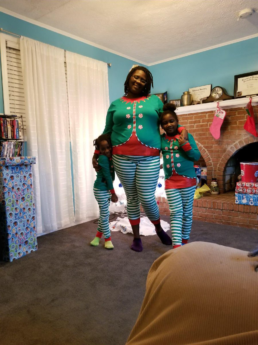 ladybatchelor's tweet photo. Mommy elf and my babies https://t.co/y225Q821Ah