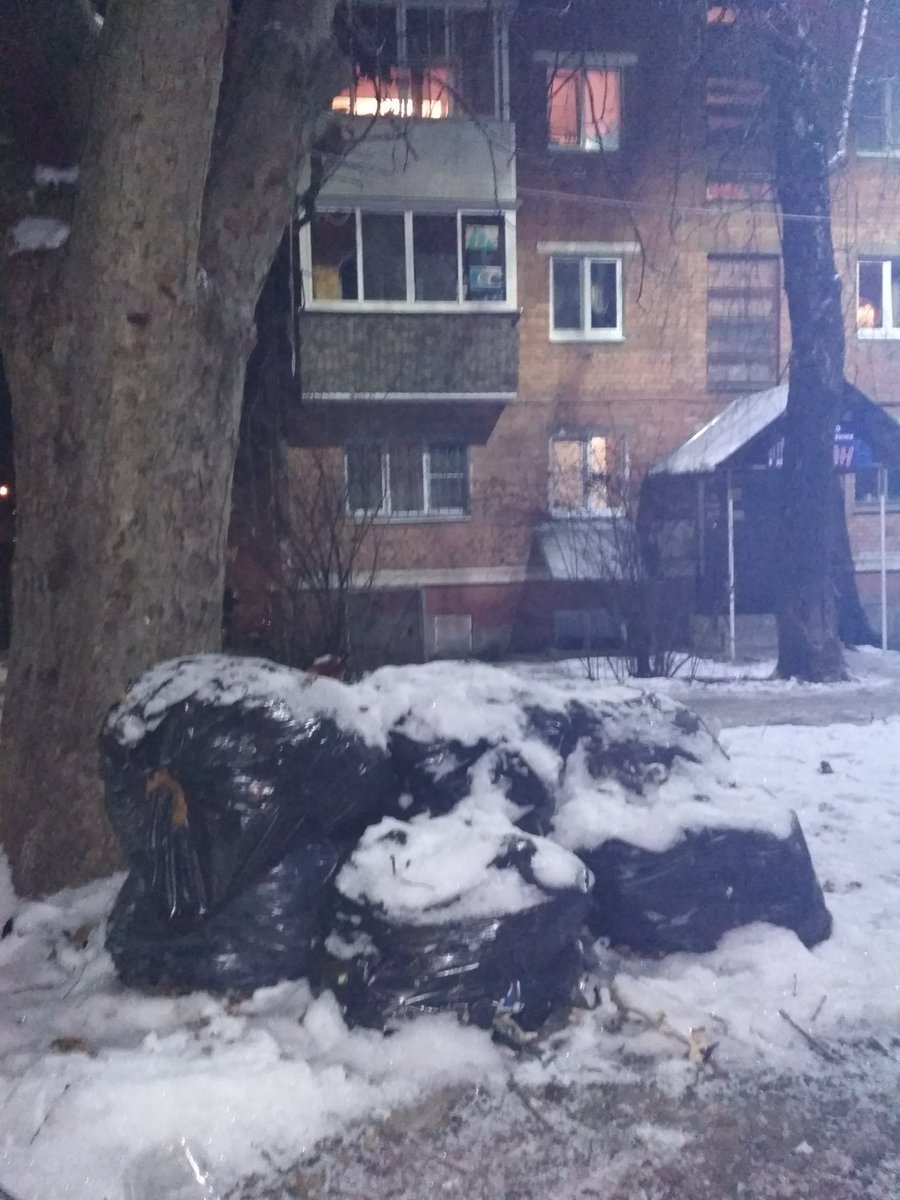 Уже три месяца напротив дома 7 по ул. Пушкина пос. Косая Гора лежат мешки с собранной ещё осенью листвой. Периодически прохожие подбрасывают бутылки и прочий мусор. Дворники, которые устроили эту мини свалку, внимания на неё совсем не обращают.  <a href="/Privadm/">Привокзальный округ</a>