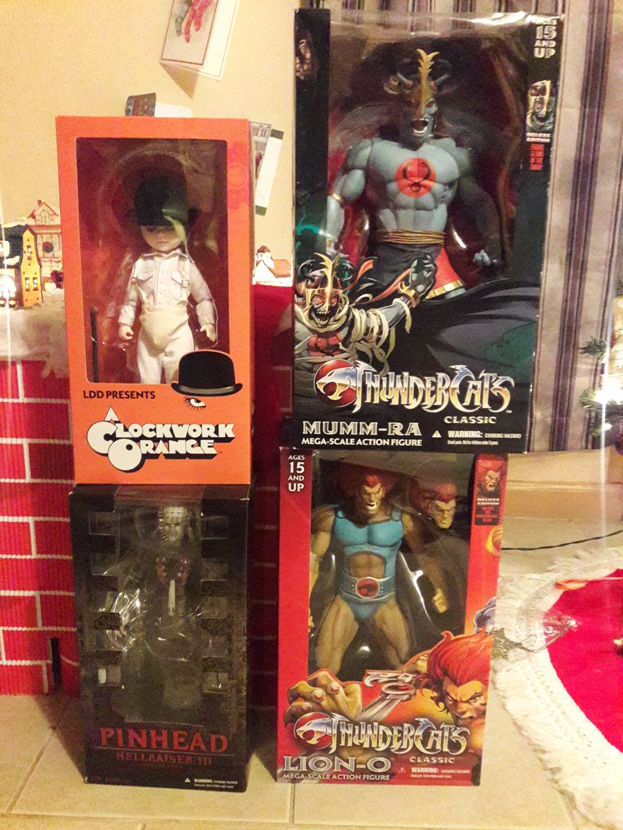 CrystalLeePons1's tweet photo. Happiness is... MY CHRISTMAS. My family knows what I like.. special gift from a friend, too. Thanks, @AskMomsThumb for the signed #TESDLIVE https://t.co/nvSNBZkI4g