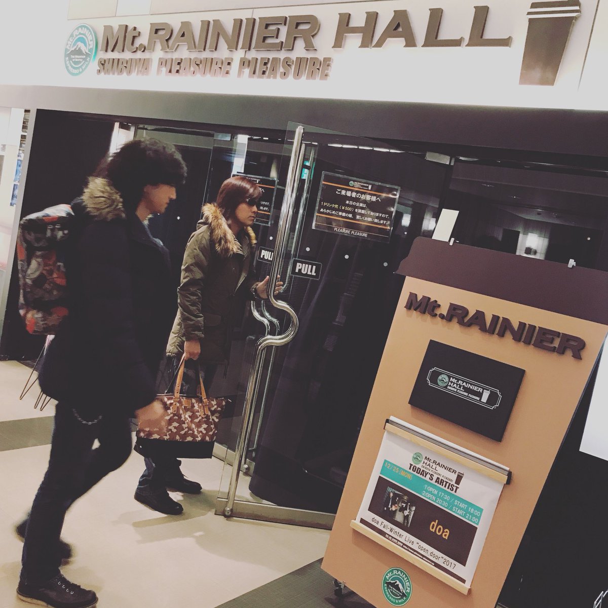 YoshimotoHiroki's tweet photo. #doa #FallWinterLive #OpenDoor ツアー最終日の現場に到着してまーす✋🏻🎄🎅🏼

★12/25(月) 東京Mt.RAINIER HALL SHIBUYA
1st 開演18:00
2nd 開演21:00 https://t.co/6hB7Vu2Wfo