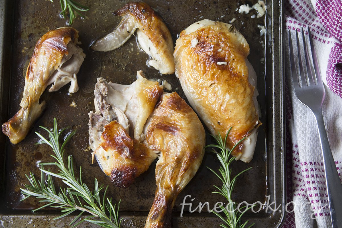finecook_org's tweet photo. Приготовить курицу целиком - что может быть проще? Ароматная, нежная, вкусная. Рецепт вот тут https://t.co/jykQ3g8VQy #finecook #ужин #курица #мясо #рецепт #вкусно #обед #завтрак #розмарин #целаякурица #еда https://t.co/5oxU6ga7FE