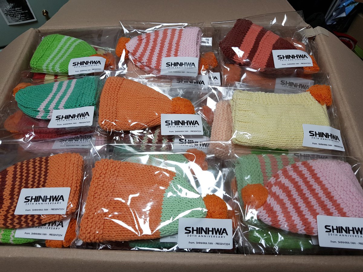 Present324's tweet image. 현생으로 일정이 늦어져 바지런히 작업중입니다. 오빠들 이름 스티커 붙이고 나니 넘나 포스 있는 것..!😘😍 참여해주신 모든 신화창조 뜨개직녀 여러분 감사드립니다😎❤ #신화 #에릭 #이민우 #김동완 #신혜성 #전진 #앤디 #신생아모자뜨기 #PRESENT324 #신화20주년기념 #신화신생아살리기모자뜨기