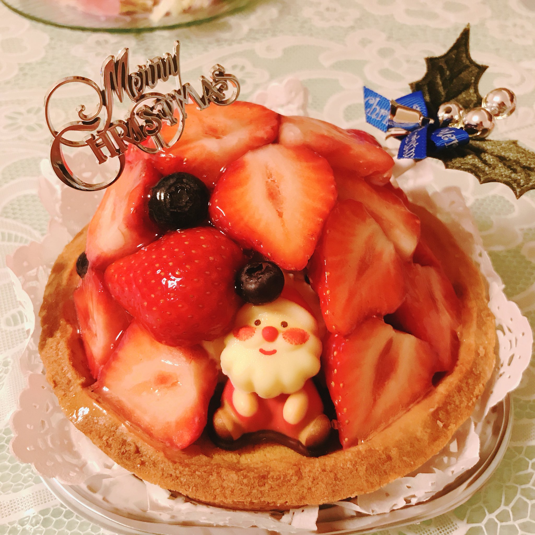 6月18ログアウト على تويتر ハナフル のクリスマスケーキ あまおうタルトだよ 盛りだくさんの苺の中にはカスタードが入ってるの タルト生地は程よいしっとり感で味も香ばしくて美味しい ๓ ๓ でもやっぱりなんといっても甘い苺 二人でぺろっと