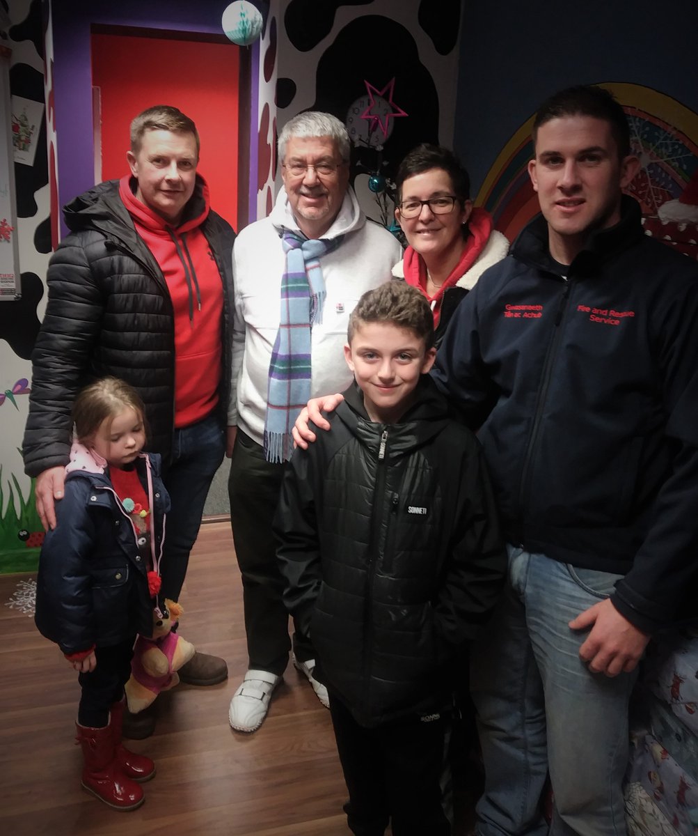 LlanelliComPart's tweet photo. Great to see such amazing generosity from all sections of the community supporting the @yllellanelli Sospan Soup Kitchen
Merry Christmas from @LlanelliComPart https://t.co/yvl5ffoHp2