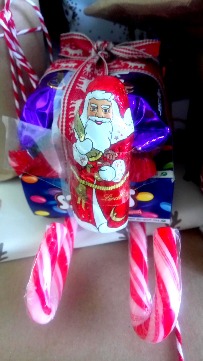 Helenography's tweet photo. And they said all those hours spent on pinterest were a waste. #giftwrappingqueen https://t.co/VeQjOD6wCk