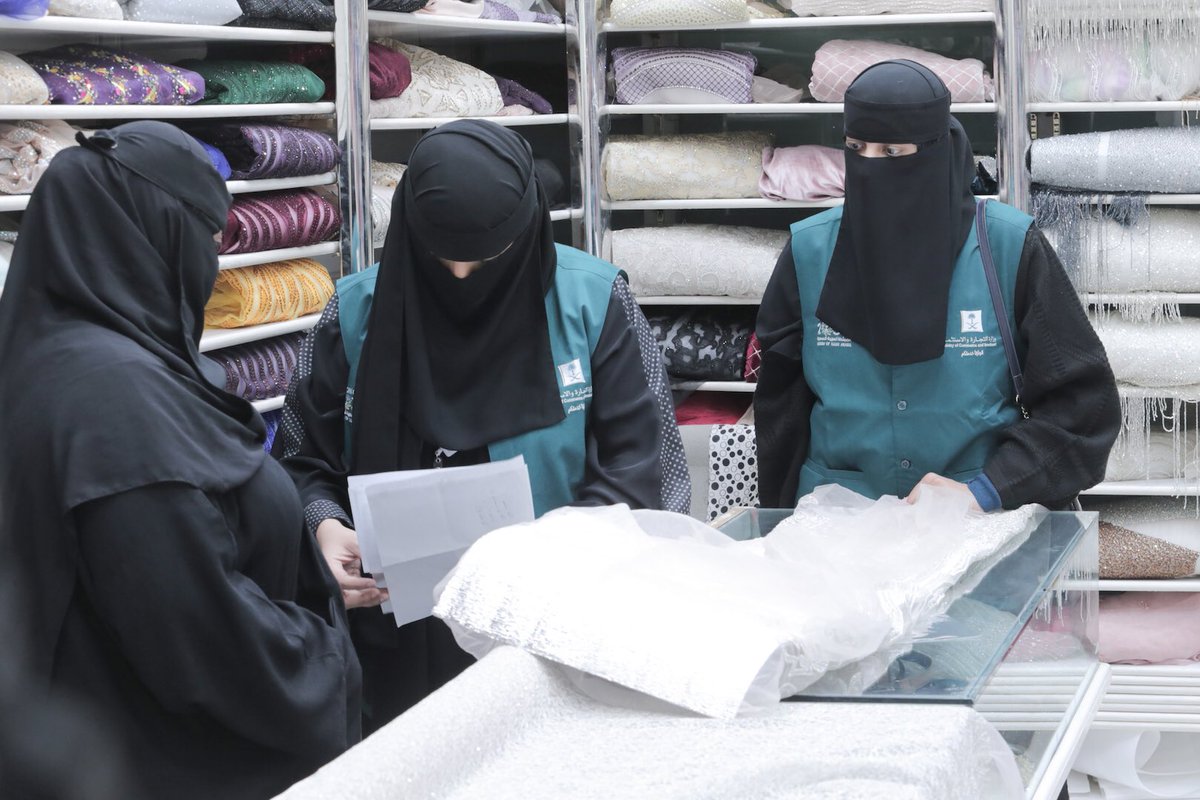 f_alabdulkarim's tweet photo. مراقبات وزارة التجارة يقمن بحملات تفتيشية على الأسواق في الرياض ويغلقن 18 منشأة ومحل تجاري بسبب التستر التجاري.
نفخر بهن 👏🏼👏🏼 https://t.co/uXsYYnNKzB