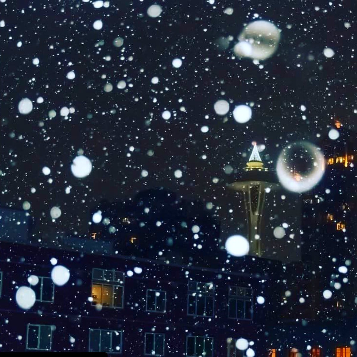 🎶Let it snow, let it snow, let it snow🎶Happy Holidays #Seattle.
 📸 @mayurkmt