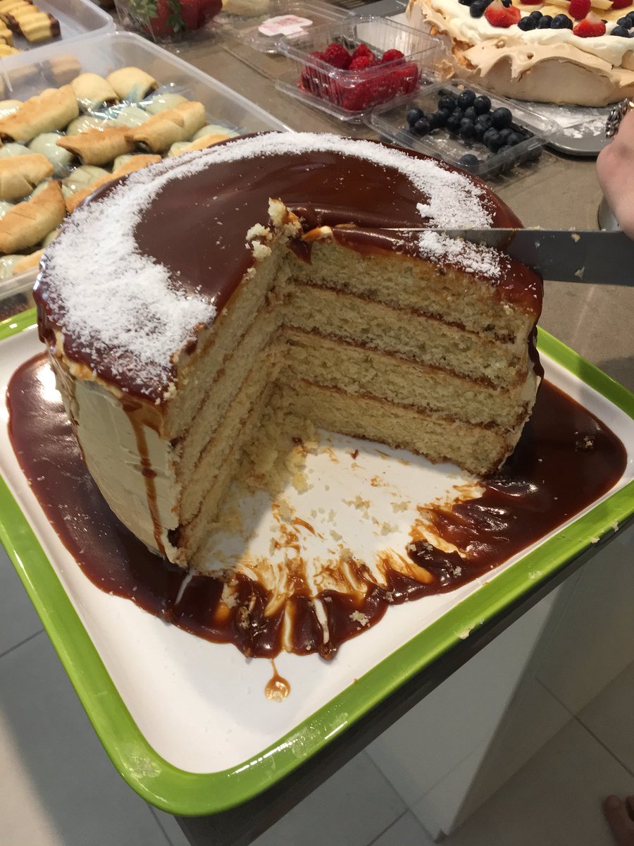 happymaple_'s tweet photo. Xmas #desserts — layer cake by #happymaple’s cousin Rebecca 🍰💖 #greatjob #cake #xmas #saltedcaramel https://t.co/kUz7MOOV1Z