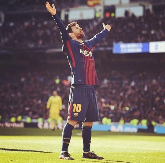 HamiltonGrind's tweet photo. Ahí tienen su #PapaLionel y su pasillo en #ElClasico #RealBarca en el #Bernabeu madridista @jpedrerol @As_TomasRoncero @alfredoduro1  @juanma_rguez @EduAguirre7 yo también veo cosas el #King #D10S #D10Smessi #Messidios haciendo su gol #Messi25 máximo goleador de los #ElClasico 😉 https://t.co/3GQjdQlHjd
