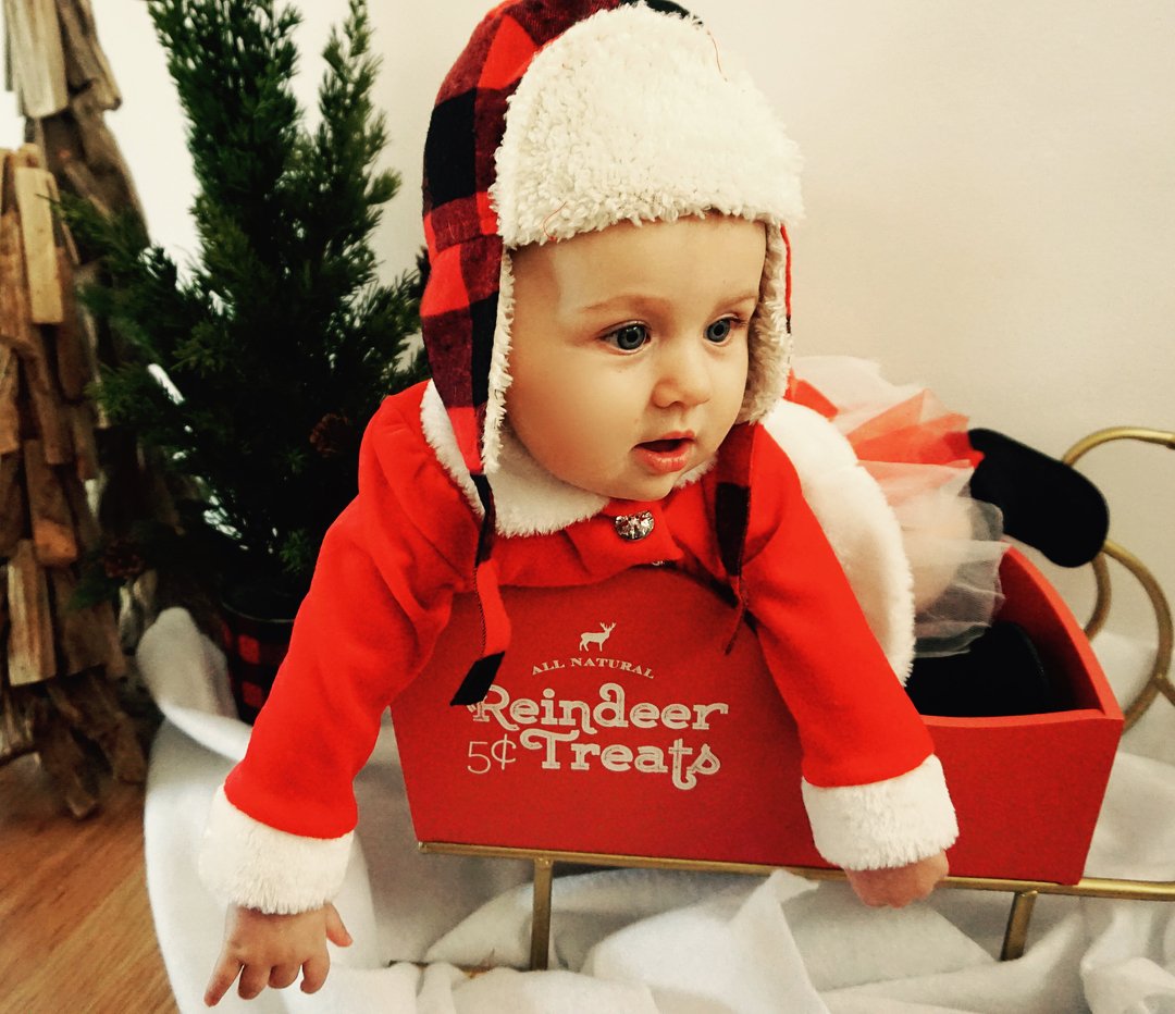 ADoughtySpirit's tweet photo. What happened earlier today! Birdie was so in to make a list deciding who was being naughty or nice this year, while the frenchie reindeers seem to be down for a little misbehavior. Anyways, Merry Christmas to y'all. May your heart be filled with prosperous peace and love. 🌲 https://t.co/ErfcYQkuvk