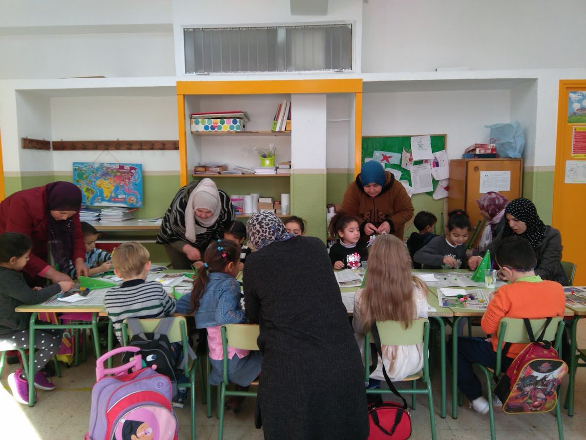 Natacapacitacio's tweet photo. Gaudint de la interculturalitat en la #escolapublica. Barrejant tradicions nadalenques amb dones marroquines #tallernadalenc #llibertaddeeducacio #capacitaciotics #LabIdiomasUMH #BonNadal https://t.co/LNfQEmXLri