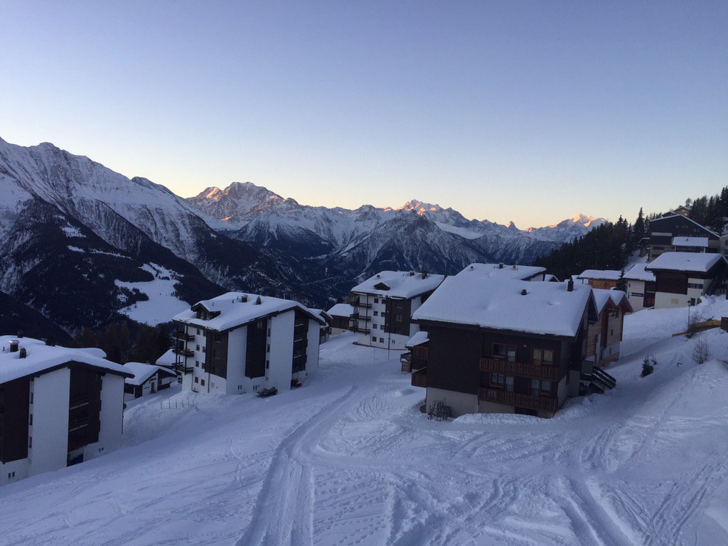DannyLakeyy's tweet photo. Merry Christmas from Le Swiss Alps🎅🏂☃️ https://t.co/CH81zwAI67