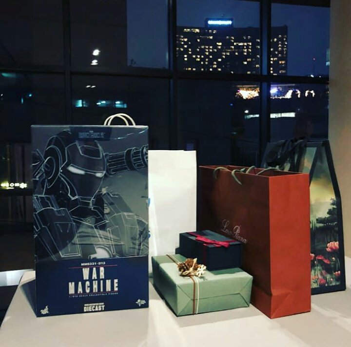 FORNESSTH's tweet photo. [IG Pic] 251217
มาโพสต์อวยพรวันคริสมาสต์กับรูปของขวัญที่ได้มาค่ะ (มีเค้กของบ้านเราด้วยค่ะ😆💕) (1) https://t.co/sgmU59FlOH