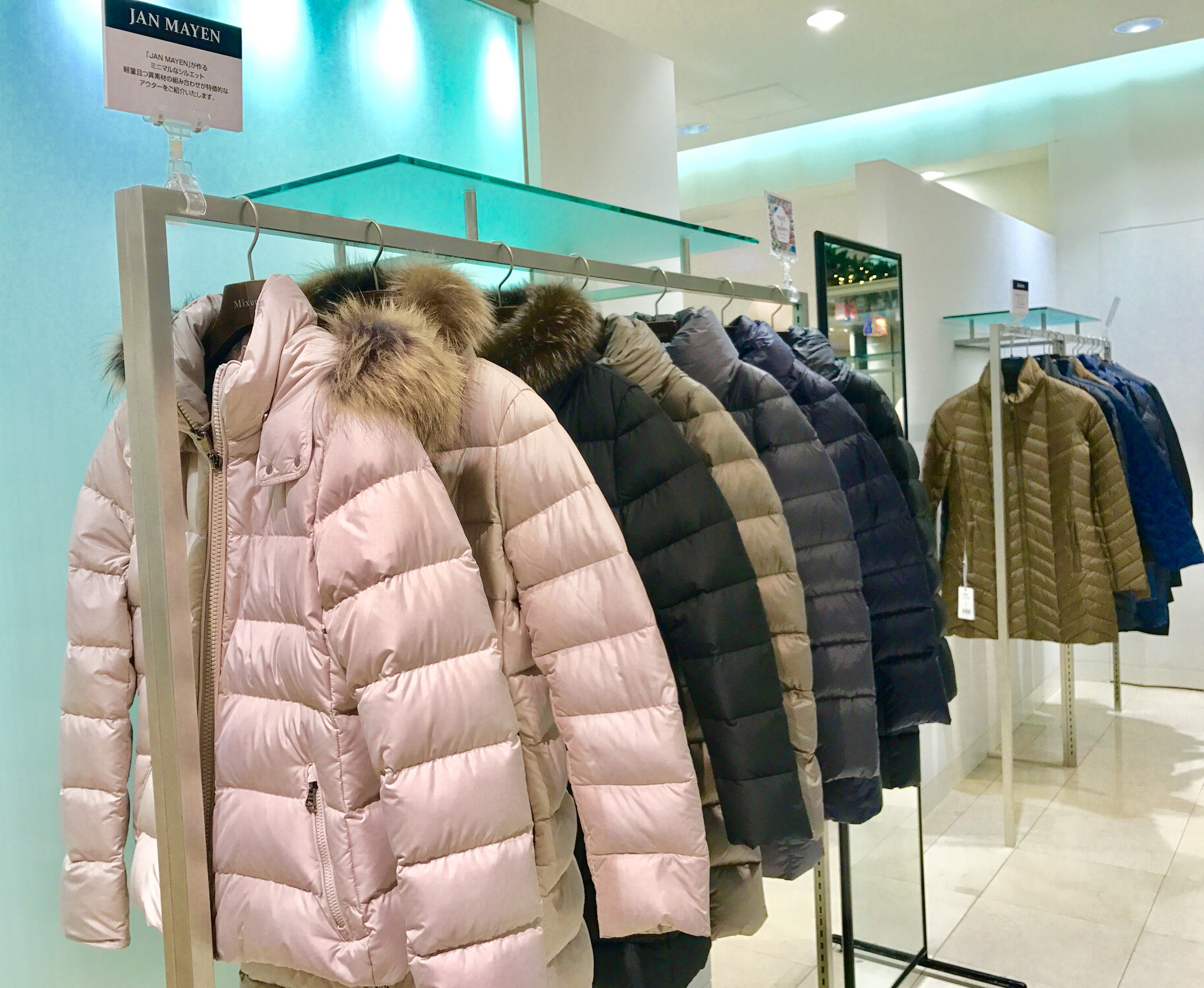 Mixury のエレガントで大変上品なダウンコートです。25万程でした。 Mixury のエレガントで大変上品なダウンコートです。25万程で