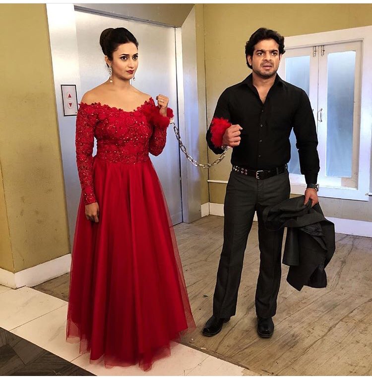 Ams048's tweet photo. Merry Christmas to everyone out there! May the burth of Christ bring light luv n peace to your hearts, to your famililes and to your homes ❤️❤️🌲🌲
PS: And Divan Fans gt the best Christmas gift @Divyanka_T @TheKaranPatel #Divan #Ishra #DivyanKaran https://t.co/OmYBbAqDI9