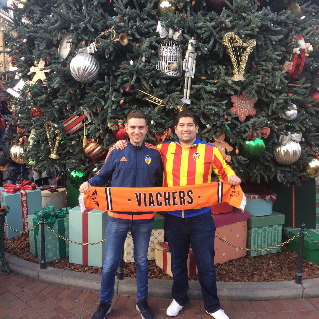 vcfUSA's tweet photo. Two countries united by one team, one sentimiento, one valencianismo. This is the power of @valenciacf_en during this Christmas. Bon Nadal i Amunt Valencia!!! 🦇🌍🎄🇪🇸🇺🇸 #viachers #vcfUSA https://t.co/AZ8v9iEBB1