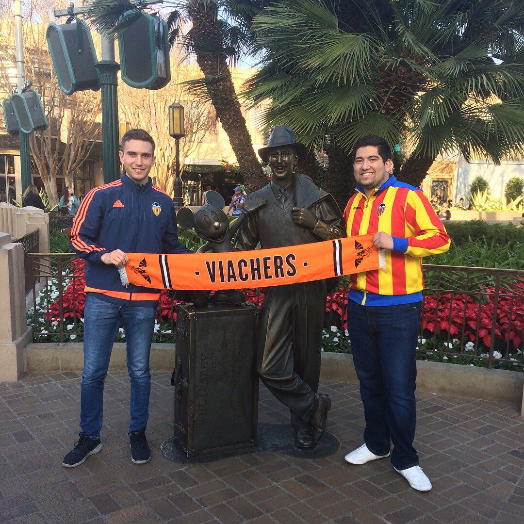 vcfUSA's tweet photo. Two countries united by one team, one sentimiento, one valencianismo. This is the power of @valenciacf_en during this Christmas. Bon Nadal i Amunt Valencia!!! 🦇🌍🎄🇪🇸🇺🇸 #viachers #vcfUSA https://t.co/AZ8v9iEBB1