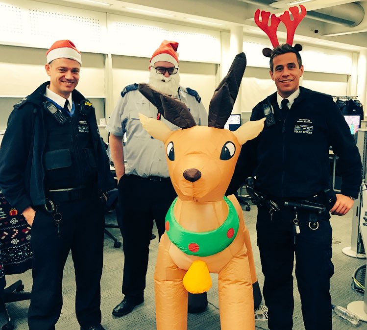 MPSHackney's tweet image. We visited our control room @MetCC to thank the #GD pod working the night with #GDTeamC - loved the inflatable reindeer!