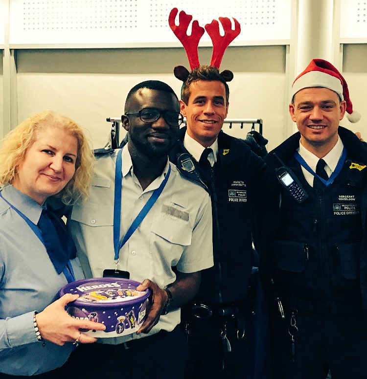 MPSHackney's tweet image. We visited our control room @MetCC to thank the #GD pod working the night with #GDTeamC - loved the inflatable reindeer!