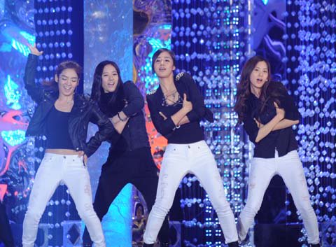 MBMB9397_GG's tweet photo. SBS Gayo Daejun ปีไหนก็ไม่สนุกเท่าปี 2009 อ่ะ คือสนุกมากกกกกกกกกกก
นี่ดูบ่อยแบบบ่อยมากๆ ชอบการแสดงของทุกวงเลย โคฟกันไปโคฟกันมา 
อย่างฮาขำท้องแข็งอ่ะ 
#SBSGAYODAEJUN2017 #sbsgayodaejun https://t.co/Qr70xXt8Dz