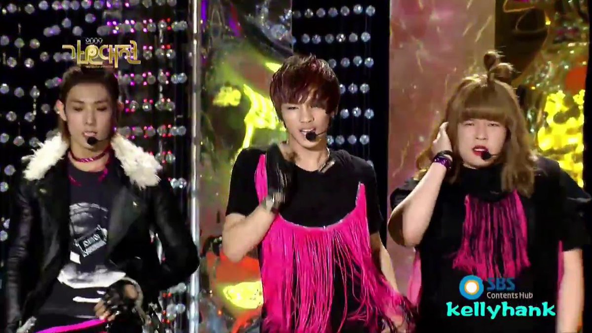 MBMB9397_GG's tweet photo. SBS Gayo Daejun ปีไหนก็ไม่สนุกเท่าปี 2009 อ่ะ คือสนุกมากกกกกกกกกกก
นี่ดูบ่อยแบบบ่อยมากๆ ชอบการแสดงของทุกวงเลย โคฟกันไปโคฟกันมา 
อย่างฮาขำท้องแข็งอ่ะ 
#SBSGAYODAEJUN2017 #sbsgayodaejun https://t.co/Qr70xXt8Dz