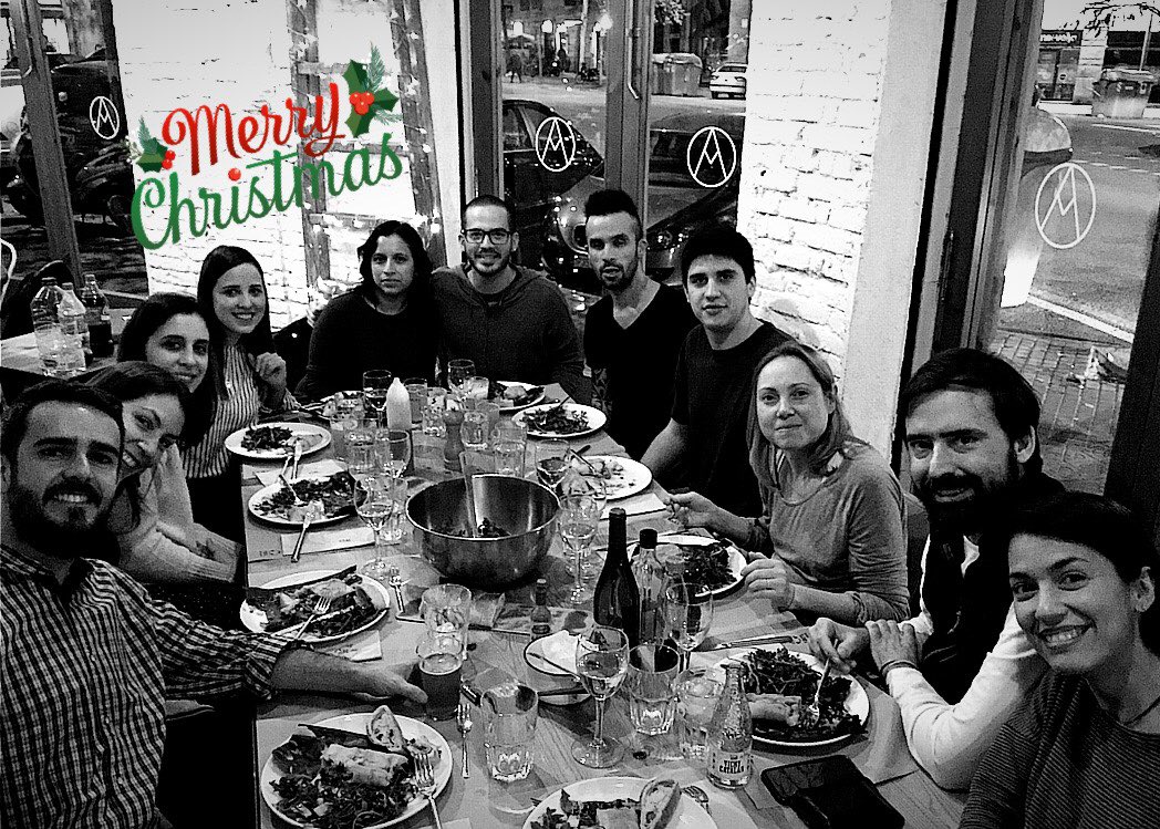 OMABarcelona's tweet photo. FELIZ NAVIDAD!! 
Os desean, todo el equipo de OMA
(25, 26 y 1 estaremos cerrado)
Salud🍻 y buenas fiestas🎄 https://t.co/cpZCpQZYjW