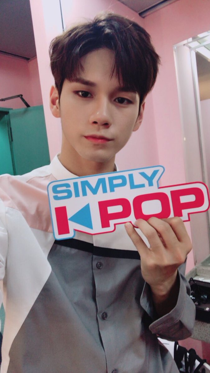 _Simplykpop's tweet photo. #심플리케이팝 #SimplyKpop 크리스마스🎄선물상자🎁오픈💕 #옹비드 가 왜 거기서 나와?! 심장마비로 사망할 뻔 했으니 담부터는 나오기 전에 기척이라도 해주세오... 심멎유발 #워너원 #WannaOne 미모💛 내년에도 열일을 부탁해💛 https://t.co/HwhJ4LB2W8