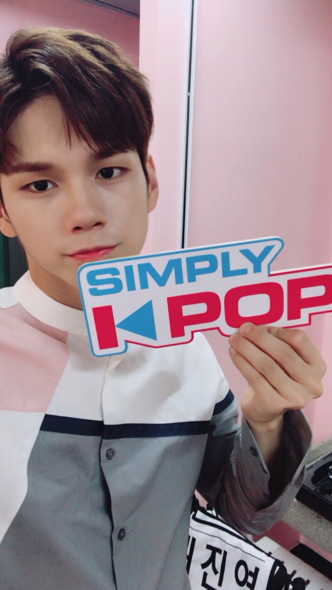 _Simplykpop's tweet photo. #심플리케이팝 #SimplyKpop 크리스마스🎄선물상자🎁오픈💕 #옹비드 가 왜 거기서 나와?! 심장마비로 사망할 뻔 했으니 담부터는 나오기 전에 기척이라도 해주세오... 심멎유발 #워너원 #WannaOne 미모💛 내년에도 열일을 부탁해💛 https://t.co/HwhJ4LB2W8