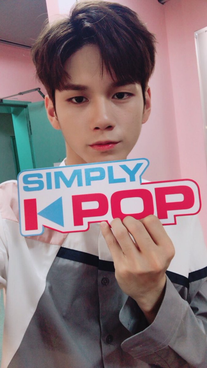 #심플리케이팝 #SimplyKpop 크리스마스🎄선물상자🎁오픈💕 #옹비드 가 왜 거기서 나와?! 심장마비로 사망할 뻔 했으니 담부터는 나오기 전에 기척이라도 해주세오... 심멎유발 #워너원 #WannaOne 미모💛 내년에도 열일을 부탁해💛