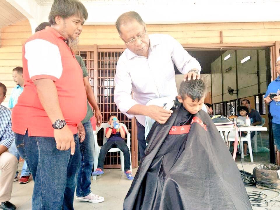 BN4Rakyat's tweet photo. #NegaraKu #P083 #Kuantan Program Back To School Parlimen Kuantan 'Moh Gunting Rambut Percuma' https://t.co/uvaaTtZxvA bersama DS @AbHamid32 di DUN Teruntum, Inderapura, Tanjung Lumpur. Turut menyampaikan bantuan keperluan asas meringankan beban keluarga di Flat Pak Mahat https://t.co/l0OY3MRBQQ