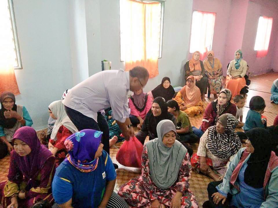 BN4Rakyat's tweet photo. #NegaraKu #P083 #Kuantan Program Back To School Parlimen Kuantan 'Moh Gunting Rambut Percuma' https://t.co/uvaaTtZxvA bersama DS @AbHamid32 di DUN Teruntum, Inderapura, Tanjung Lumpur. Turut menyampaikan bantuan keperluan asas meringankan beban keluarga di Flat Pak Mahat https://t.co/l0OY3MRBQQ