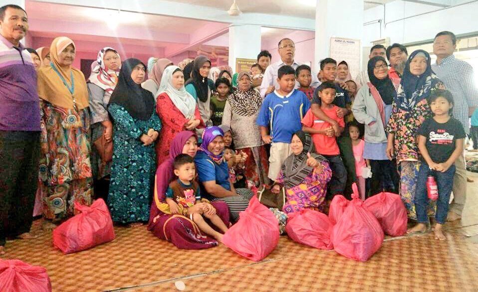 BN4Rakyat's tweet photo. #NegaraKu #P083 #Kuantan Program Back To School Parlimen Kuantan 'Moh Gunting Rambut Percuma' https://t.co/uvaaTtZxvA bersama DS @AbHamid32 di DUN Teruntum, Inderapura, Tanjung Lumpur. Turut menyampaikan bantuan keperluan asas meringankan beban keluarga di Flat Pak Mahat https://t.co/l0OY3MRBQQ