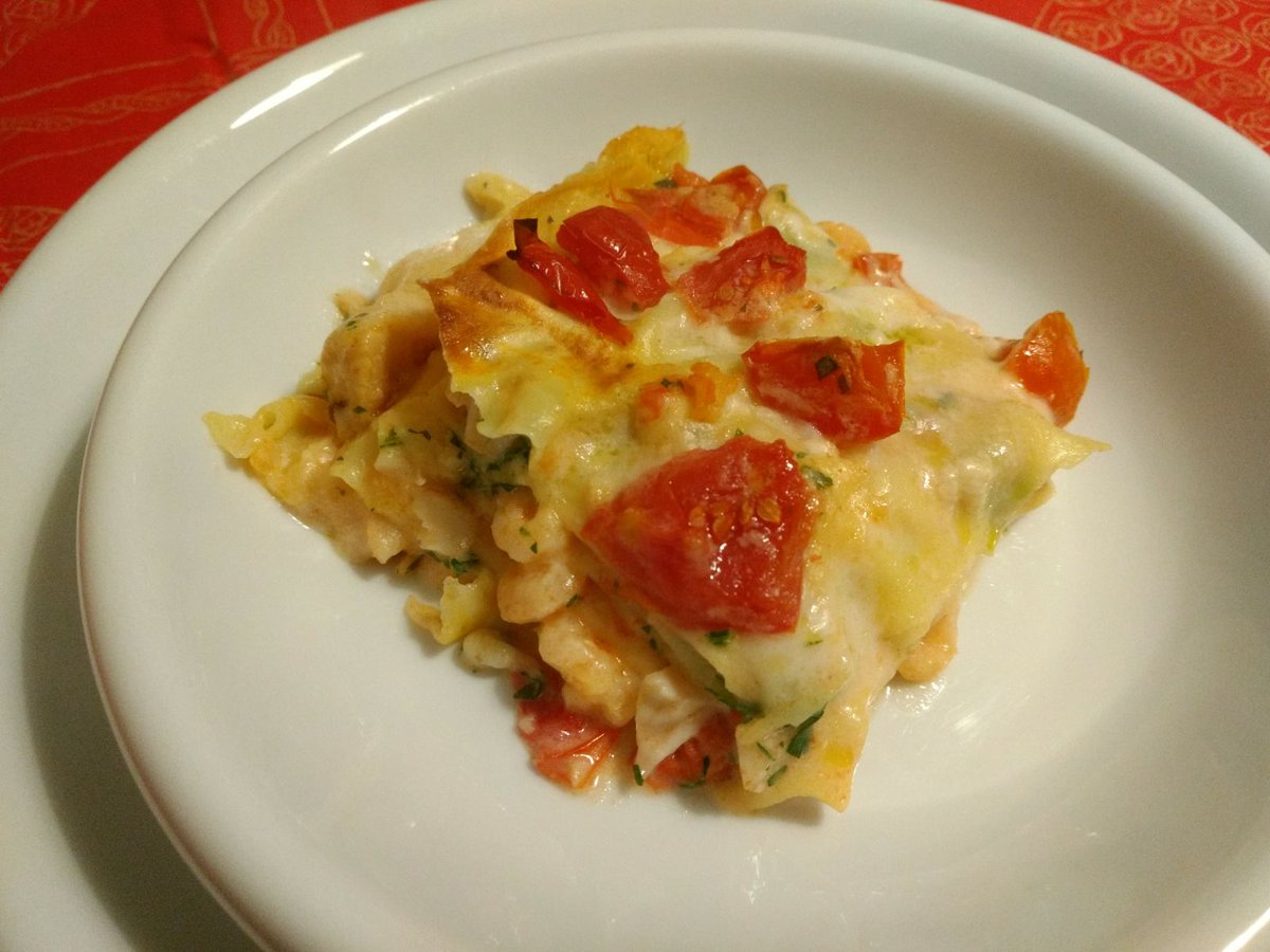 佐藤まどか On Twitter イタリアでは クリスマスイヴには魚料理を食べるという習慣があります 昨夜は白身魚とエビ プチトマト入りホワイトソース和えのラザニアと タコとポテトのサラダを作りました デザートはイチゴやクッキー オレンジのチョコレートディップ